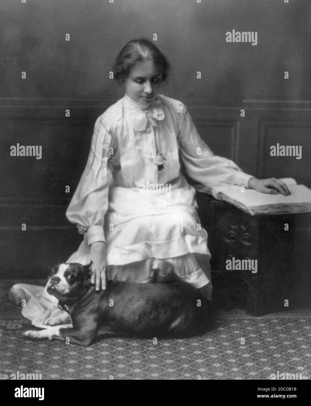 Hellen Keller avec chien et livre en braille, 1904 Banque D'Images