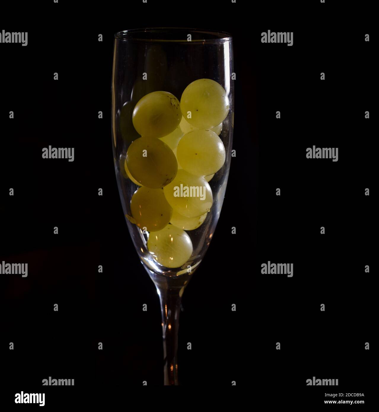 CÉLÉBRATION DE LA NOUVELLE ANNÉE, TRADITION DE DOUZE RAISINS DE CHANCE Banque D'Images