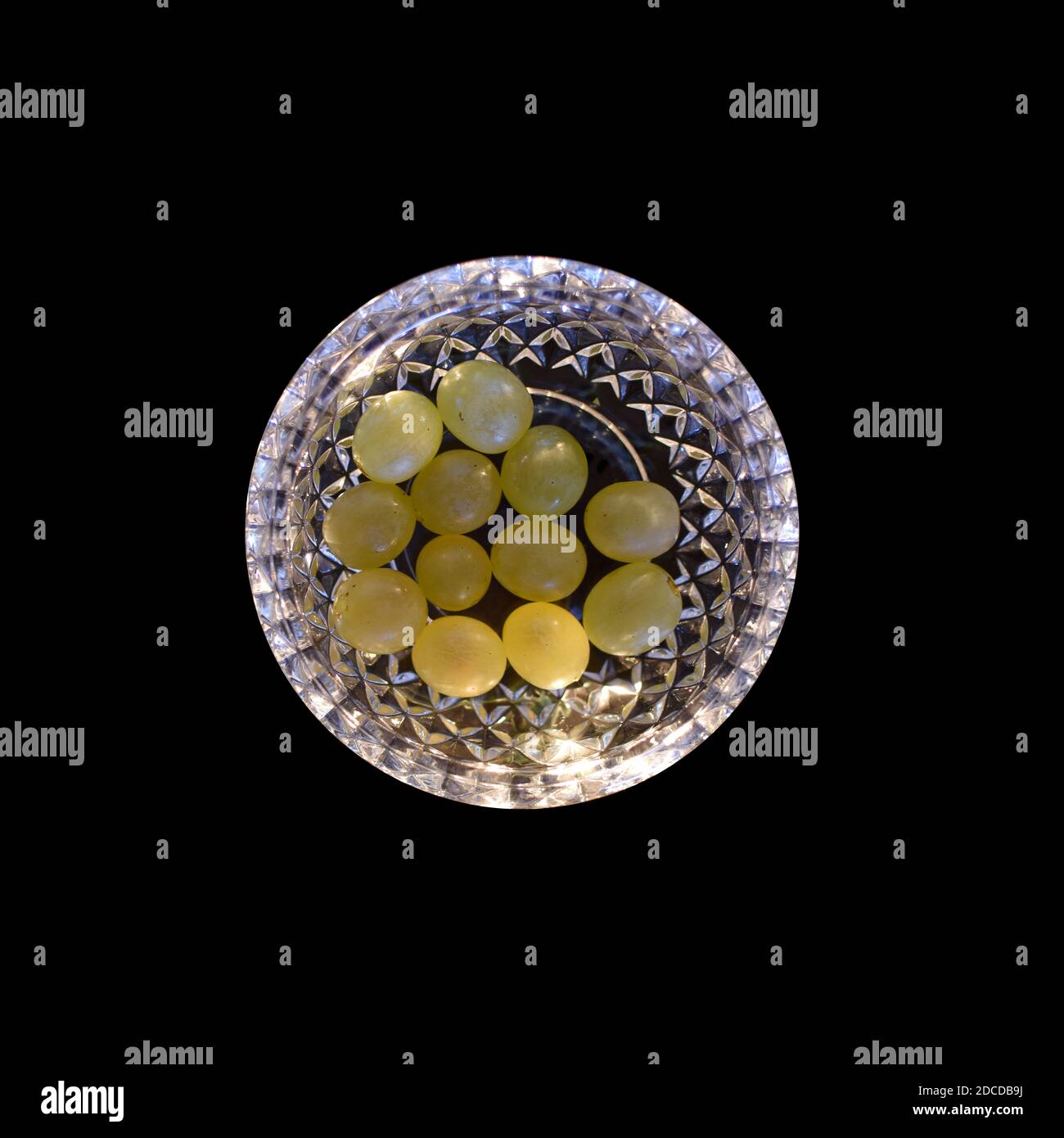 CÉLÉBRATION DE LA NOUVELLE ANNÉE, TRADITION DE DOUZE RAISINS DE CHANCE Banque D'Images