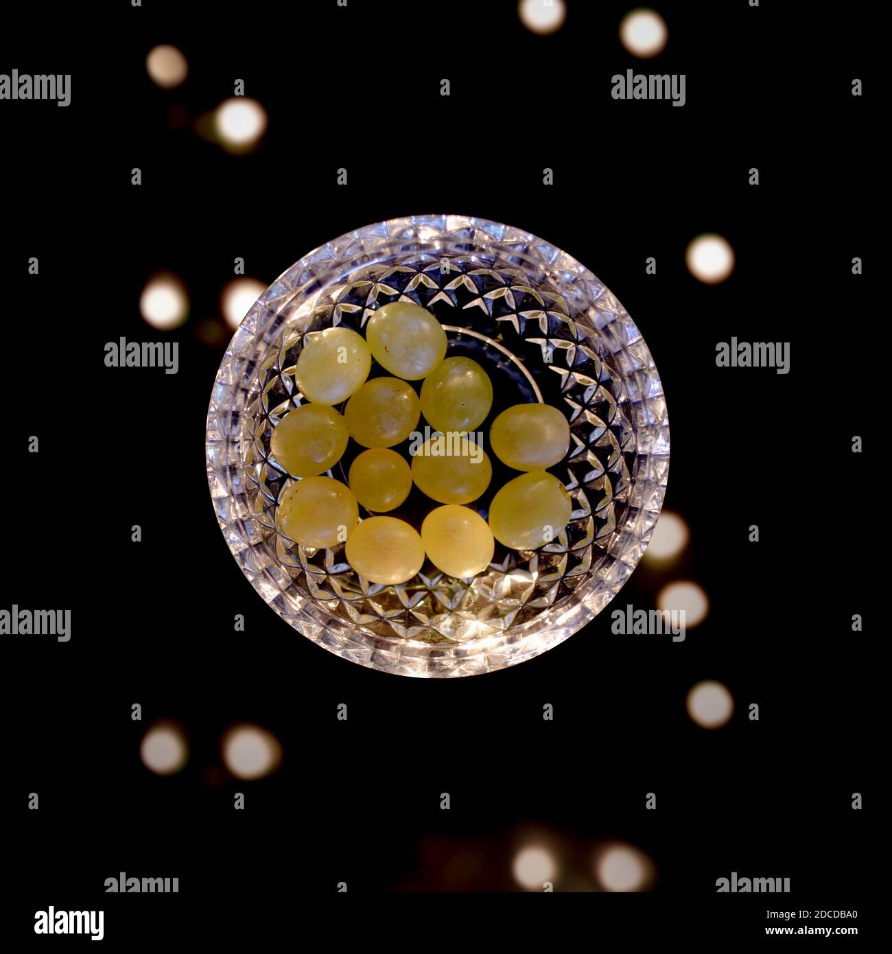 CÉLÉBRATION DE LA NOUVELLE ANNÉE, TRADITION DE DOUZE RAISINS DE CHANCE Banque D'Images