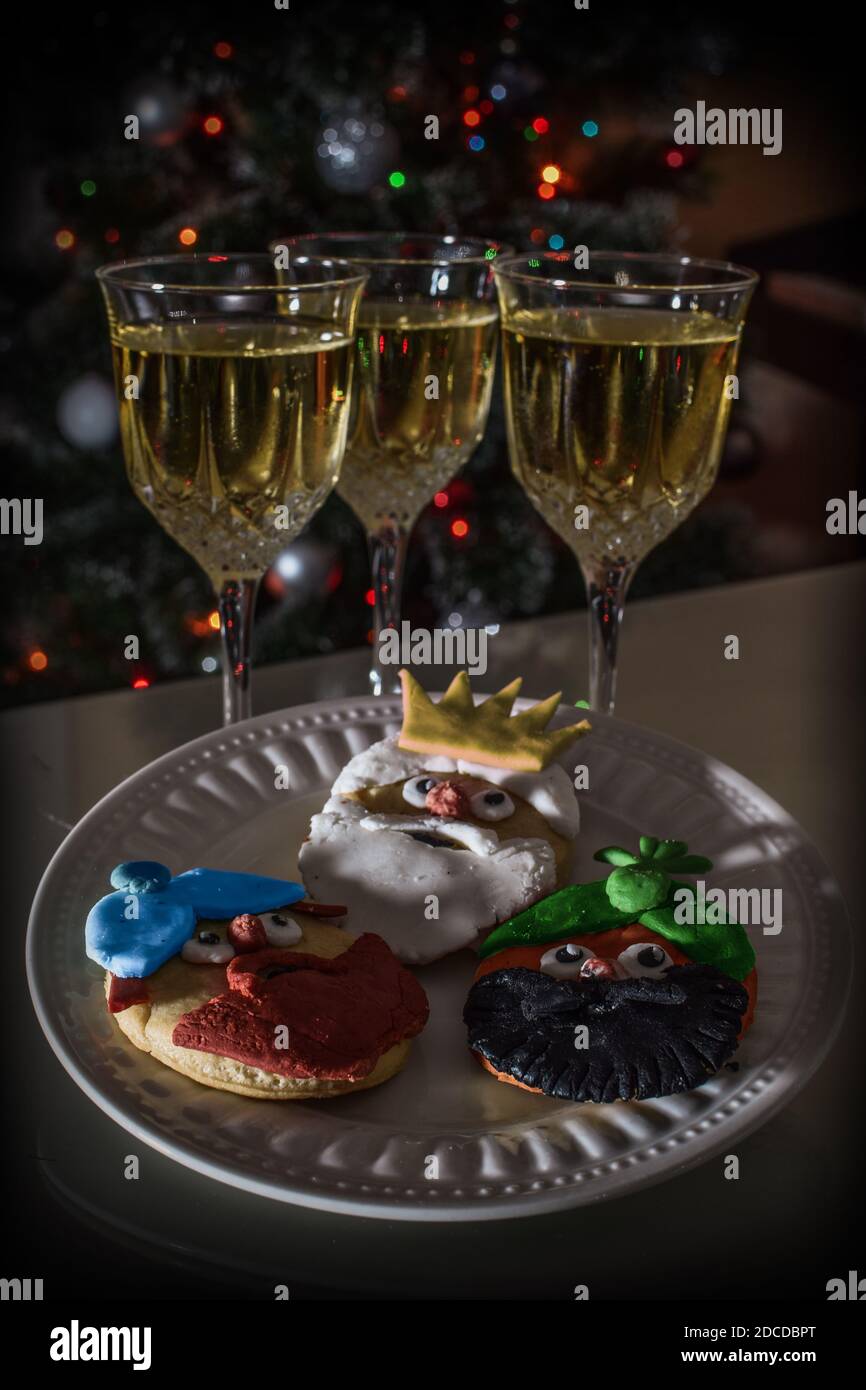 BISCUITS ET LAIT POUR LES HOMMES SAGES D'ORIENT, Kings Melchior, Gaspar et Balthazar, apportant des cadeaux aux enfants, À EPIPHANY Banque D'Images