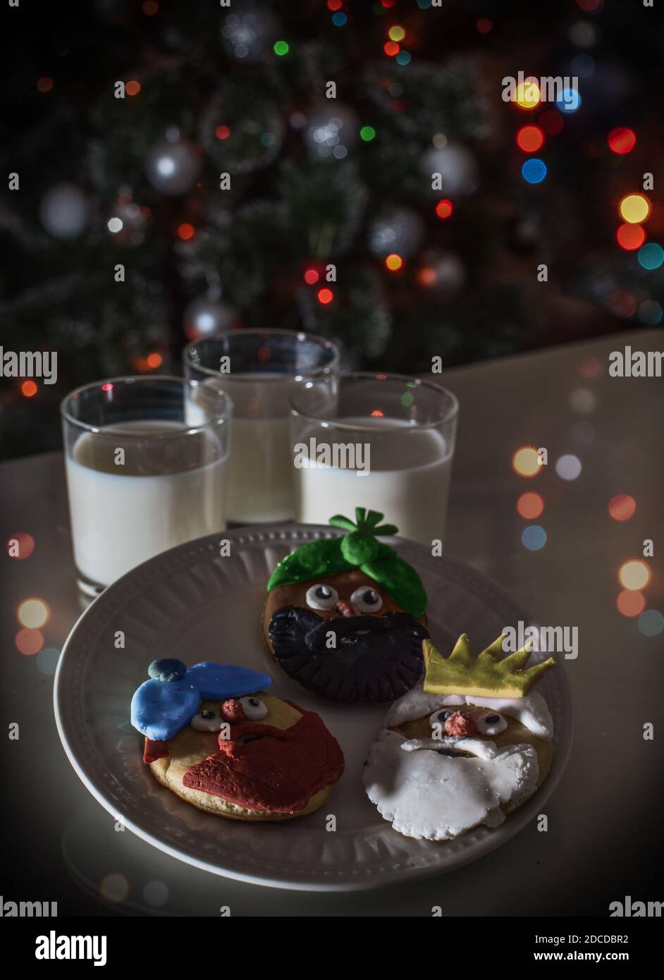 BISCUITS ET LAIT POUR LES HOMMES SAGES D'ORIENT, Kings Melchior, Gaspar et Balthazar, apportant des cadeaux aux enfants, À EPIPHANY Banque D'Images