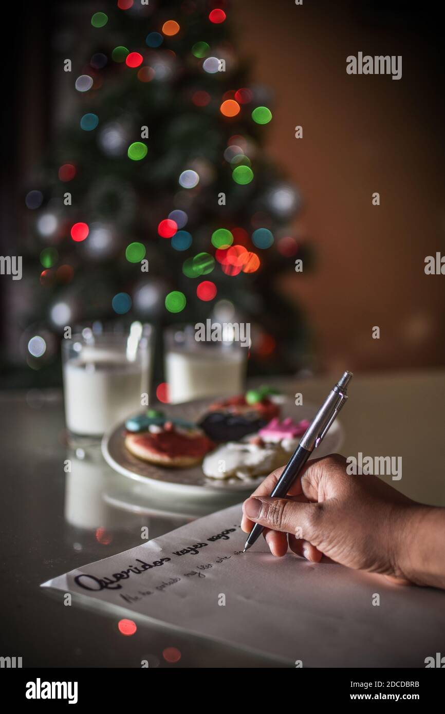 FELIZ DIA DE LOS REYES MAGOS, traduction espagnole de HAPPY WISE MEN DAY: Kid writing une lettre avec les mots 'QueridosReyes magos' Banque D'Images