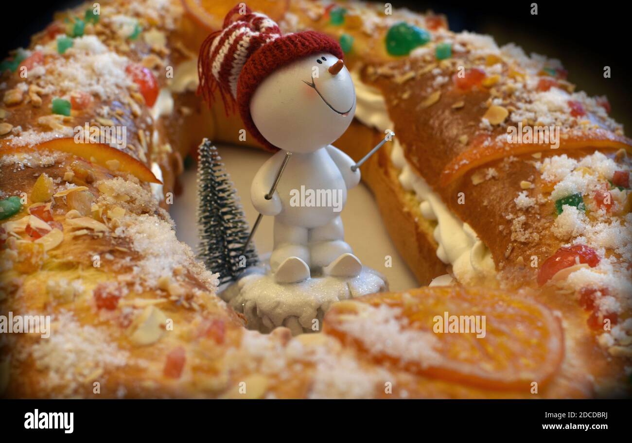 Roscon De Reyes Gateau Des Rois Gateau Espagnol Traditionnel Pour Celebrer L Epiphanie De Noel Avec Un Drole De Bonhomme De Neige Photo Stock Alamy