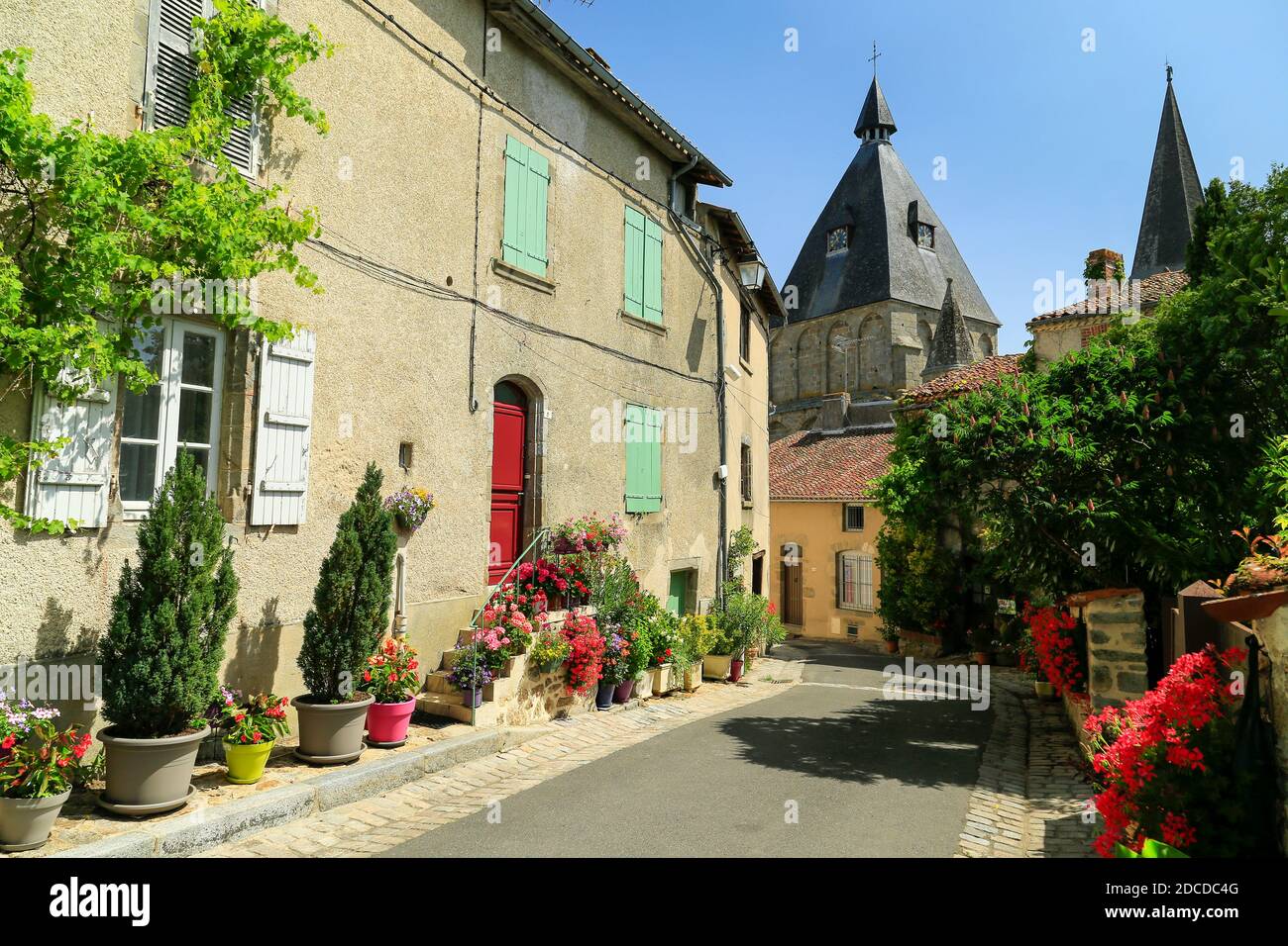 Le Dorat, rue dans le joli village français. Banque D'Images