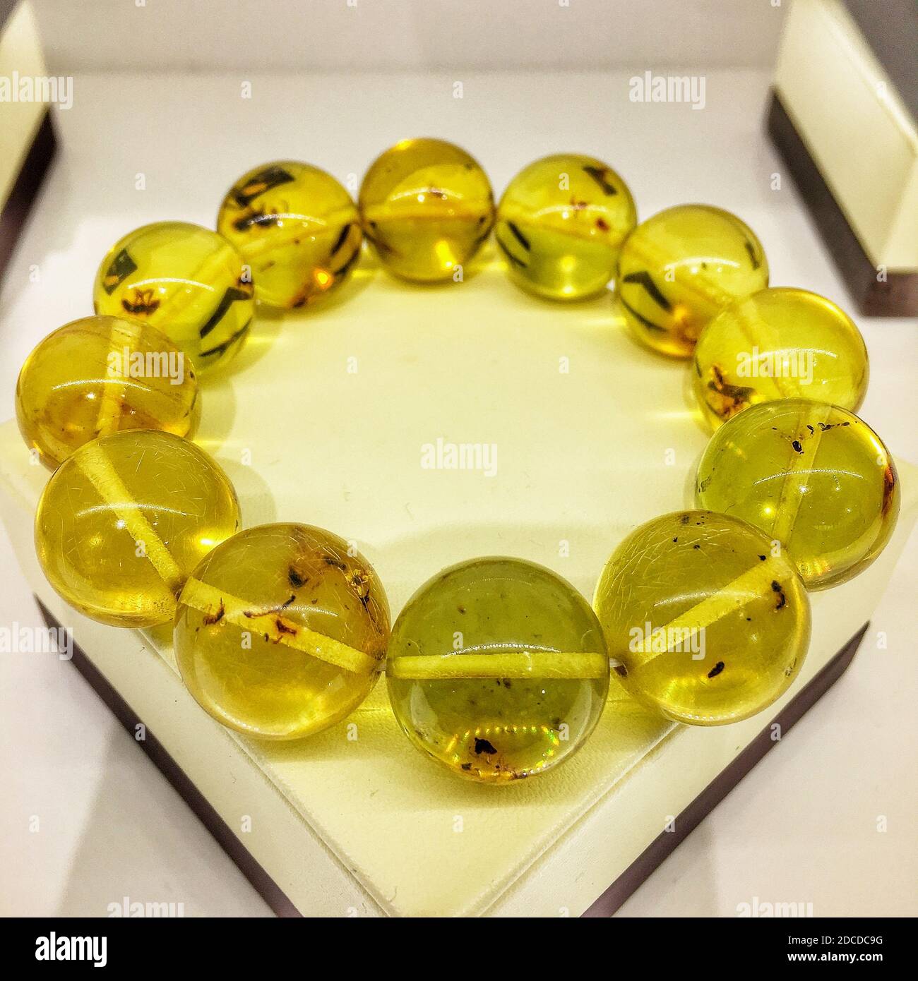 bracelet composé de grandes boules rondes transparentes d'ambre Banque D'Images