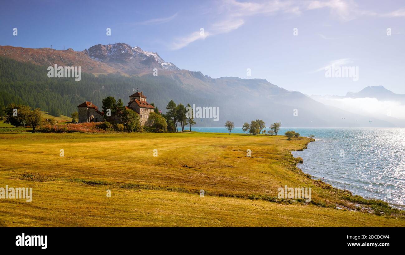 Le soleil se situe au lac Silvaplana (Silvaplanersee), dans la haute vallée de l'Engadine (Grisons, Suisse). Il se trouve entre le lac Saint-Moritz et le lac S. Banque D'Images