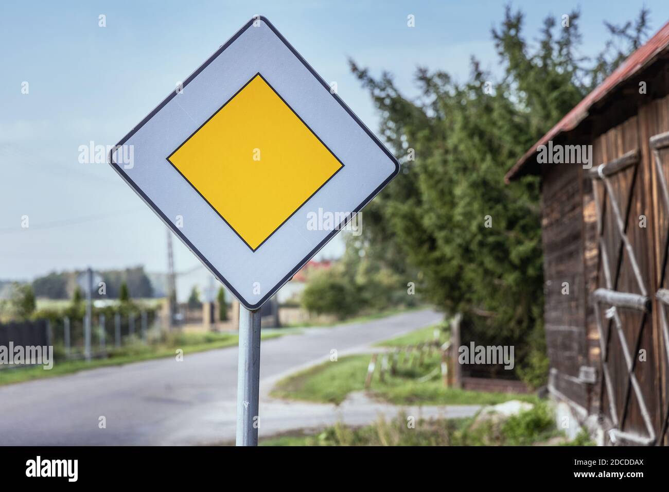 Panneau routier prioritaire dans le petit village de Masovian Voivodeship of Pologne Banque D'Images