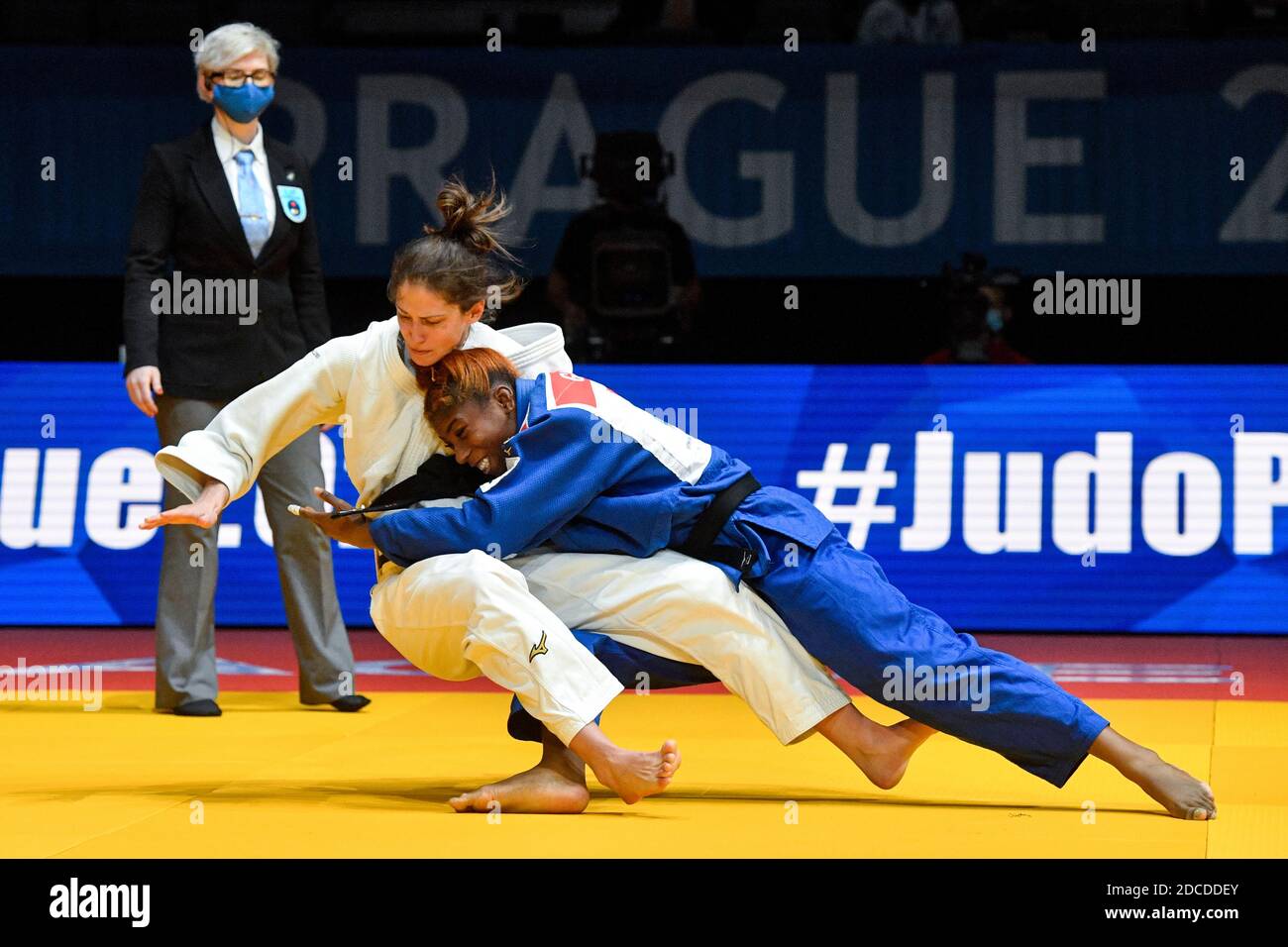 Prague, République tchèque. 20 novembre 2020. MARIE EVE GAHIE de France, de droite et MIRIAM BUTKEREIT d'Allemagne se battent lors de leur match féminin de moins de 70 kg dans le cadre des championnats européens de judo à Prague, République tchèque, le 20 novembre 2020. Crédit : vit Simanek/CTK photo/Alay Live News Banque D'Images