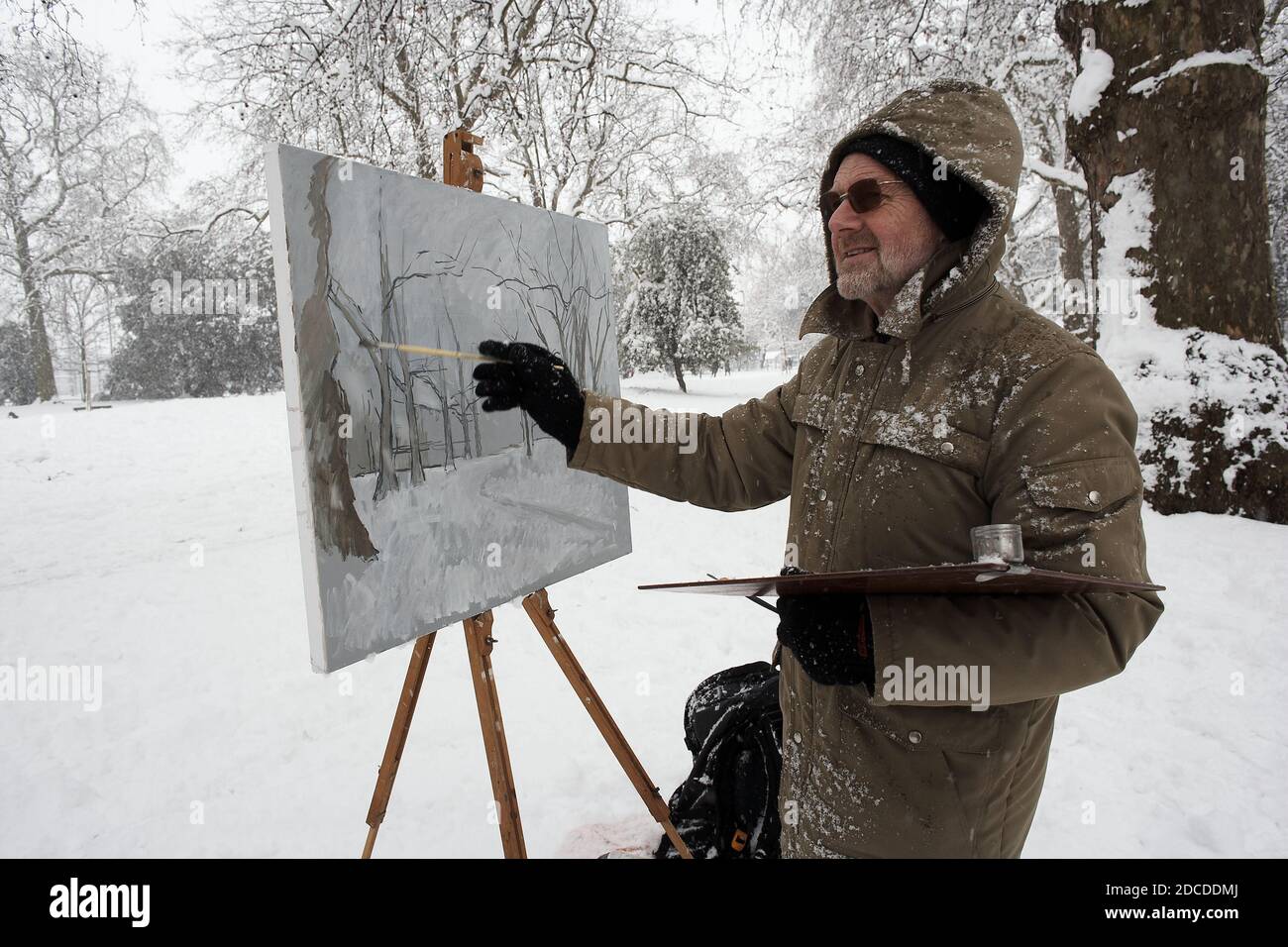 Artiste finissant son travail, en plein air, St James Park, Londres, Royaume-Uni Banque D'Images