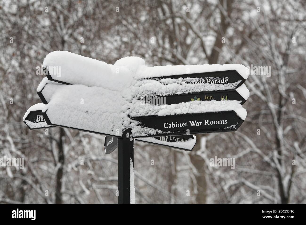 GRANDE-BRETAGNE /Angleterre / Londres /UN panneau est couvert de neige dans St james Park . Banque D'Images