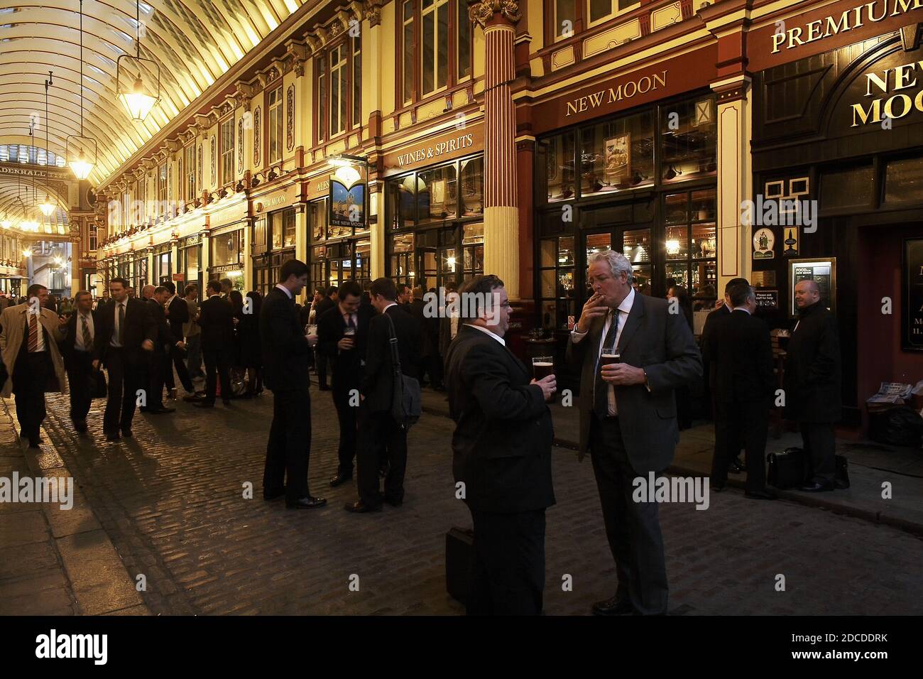 GRANDE-BRETAGNE / Londres / la nouvelle Lune dans Leadenhall Market est un pub où les hommes d'affaires de la ville ont un verre après le travail. Banque D'Images