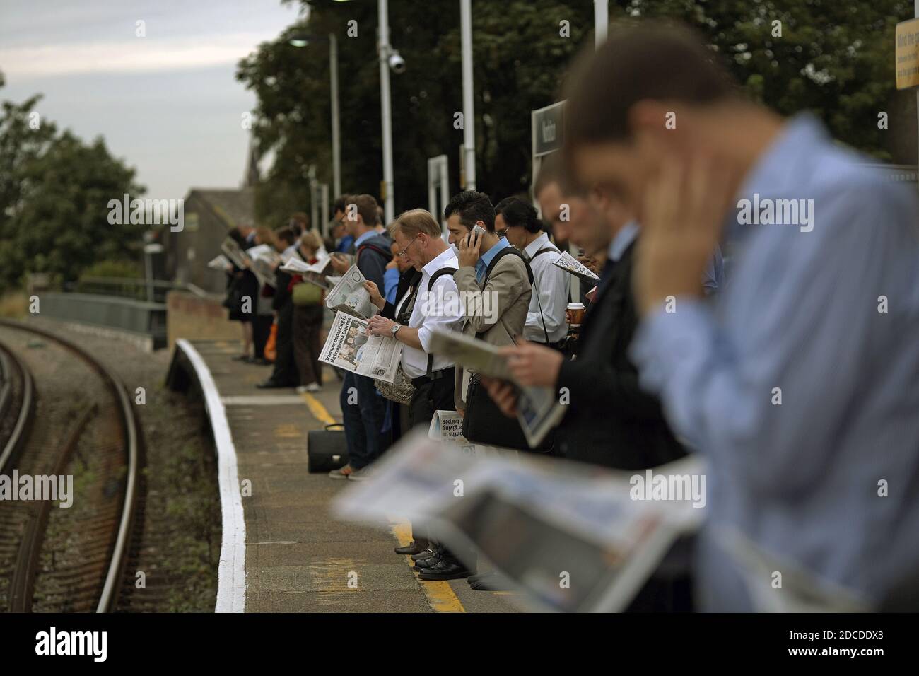GRANDE-BRETAGNE / Angleterre / Kingston upon Thames / les navetteurs attendent sur la plate-forme de la gare de Norbiton . Rendez-vous à Londres .lecture de papier . Banque D'Images