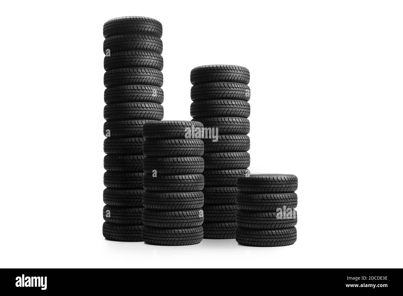 Piles de pneus de voiture isolées sur fond blanc Banque D'Images