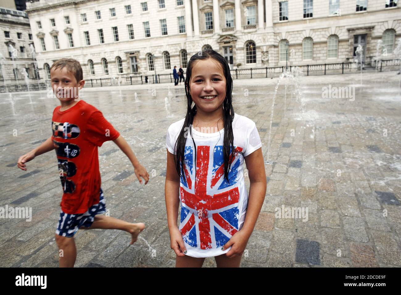 GRANDE-BRETAGNE / Angleterre / Londres / Sommerset House / enfants appréciant les fontaines à Somerset House. Banque D'Images