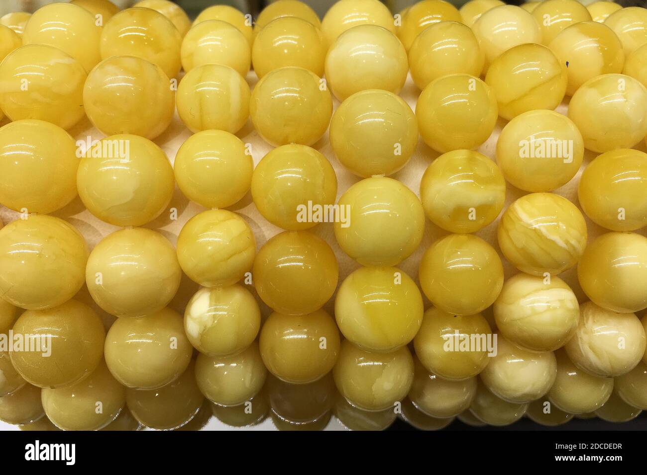 Bracelets en boules blanches d'ambre Baltique sur un bijou support Banque D'Images