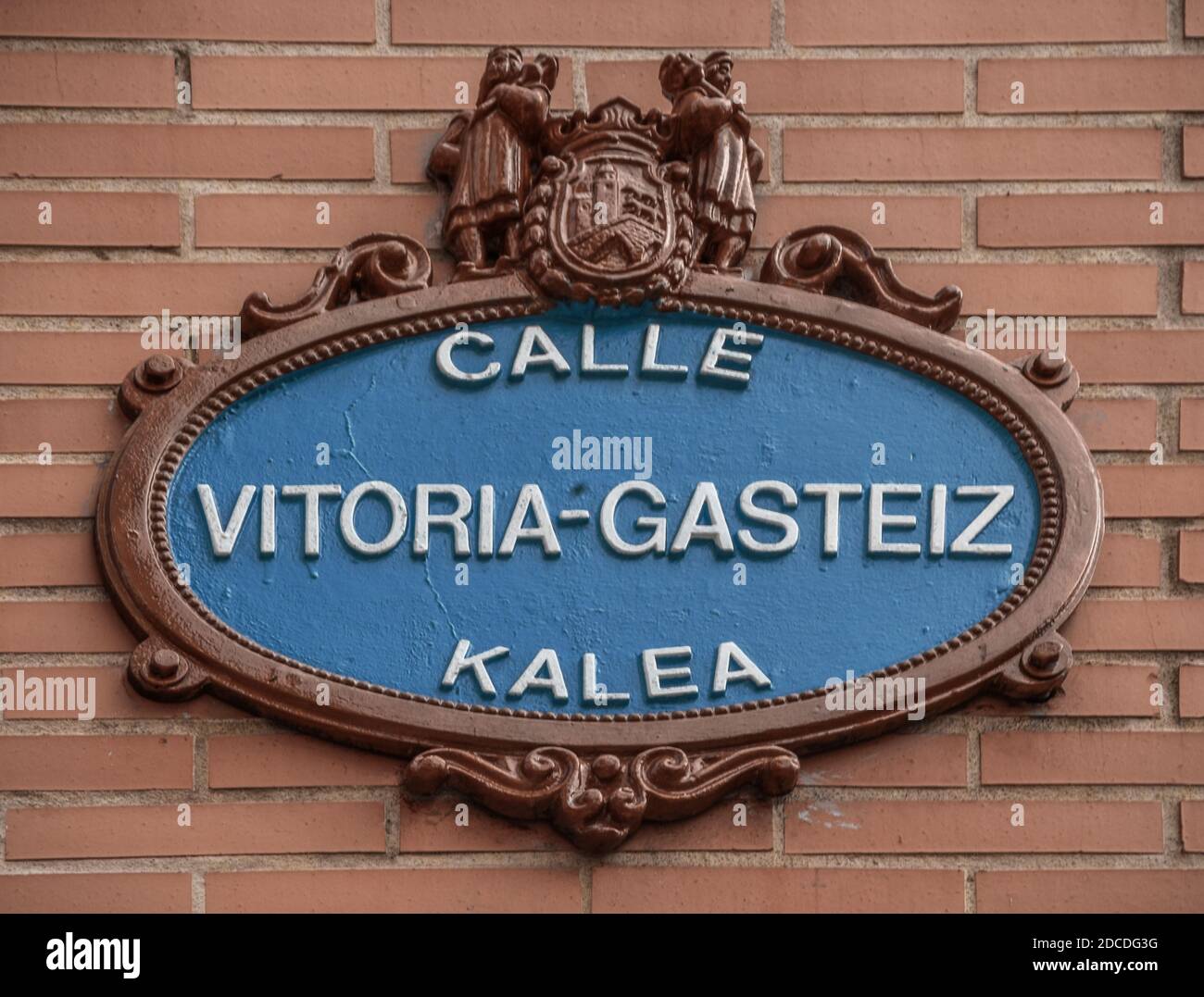 Rue panneau à Bilbao, pays basque, Espagne, avec le nom de la ville Vitoria-Gasteiz Banque D'Images