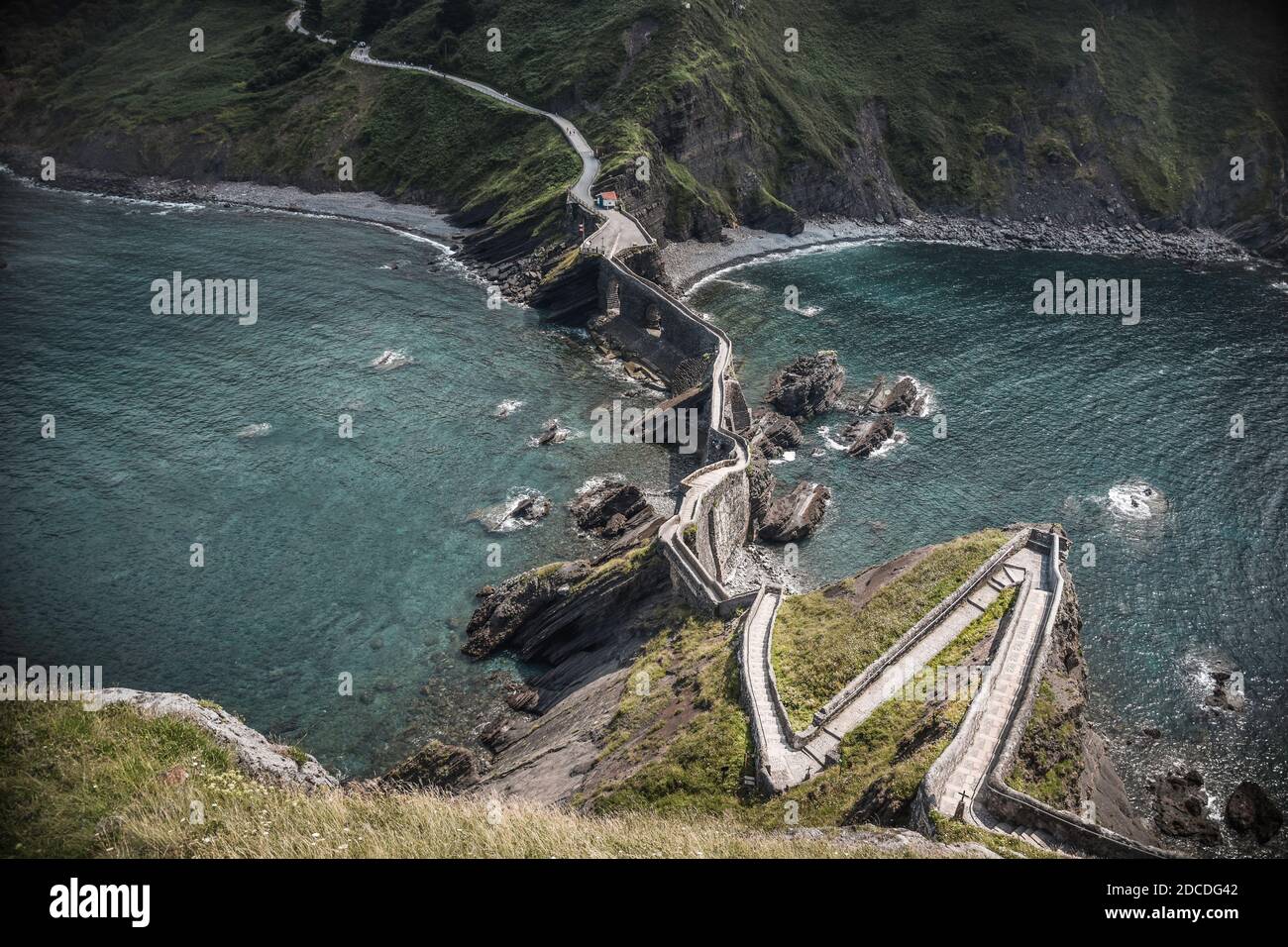 Vue spectaculaire sur San juan de Gaztelugatxe. Pays basque, Espagne, pont en pierre et escalier de 241 marches Banque D'Images