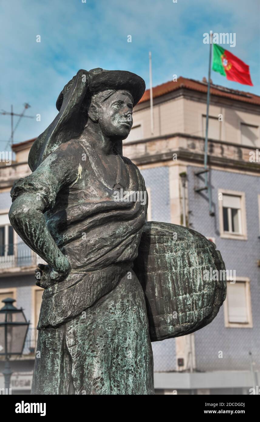 'Salineira', femme qui recueille le sel. Femme Fisher. Bateaux à sel traditionnels et colorés, à Aveiro, la Venise du Portugal. Banque D'Images