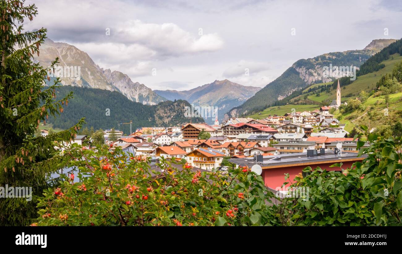 Nauders, Autriche - 22 septembre 2019 : montagnes entourant le village Nauders.près de la frontière allemande et suisse Banque D'Images