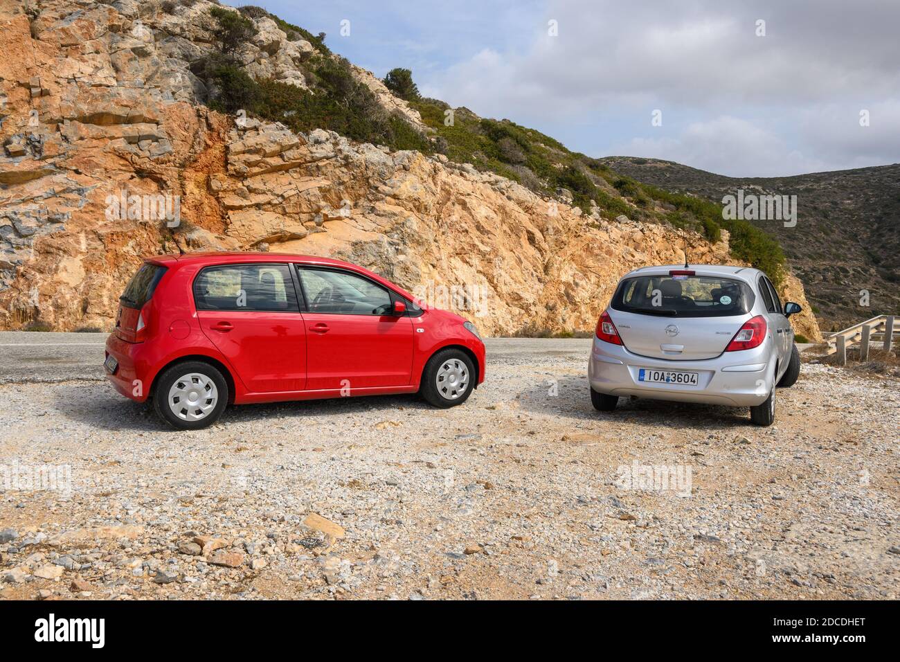 IOS, Grèce - 20 septembre 2020 : Opel Corsa et Seat Mii sur la route dans la partie montagneuse de l'île d'iOS. Cyclades, Grèce Banque D'Images