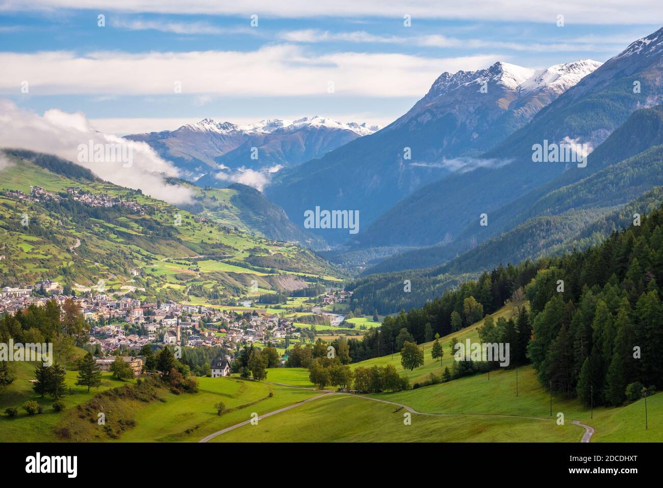 Montagnes entourant Scuol, village du canton des Grisons, Suisse. Il est situé dans la vallée inférieure d'Engadin, le long de la rivière Inn Banque D'Images