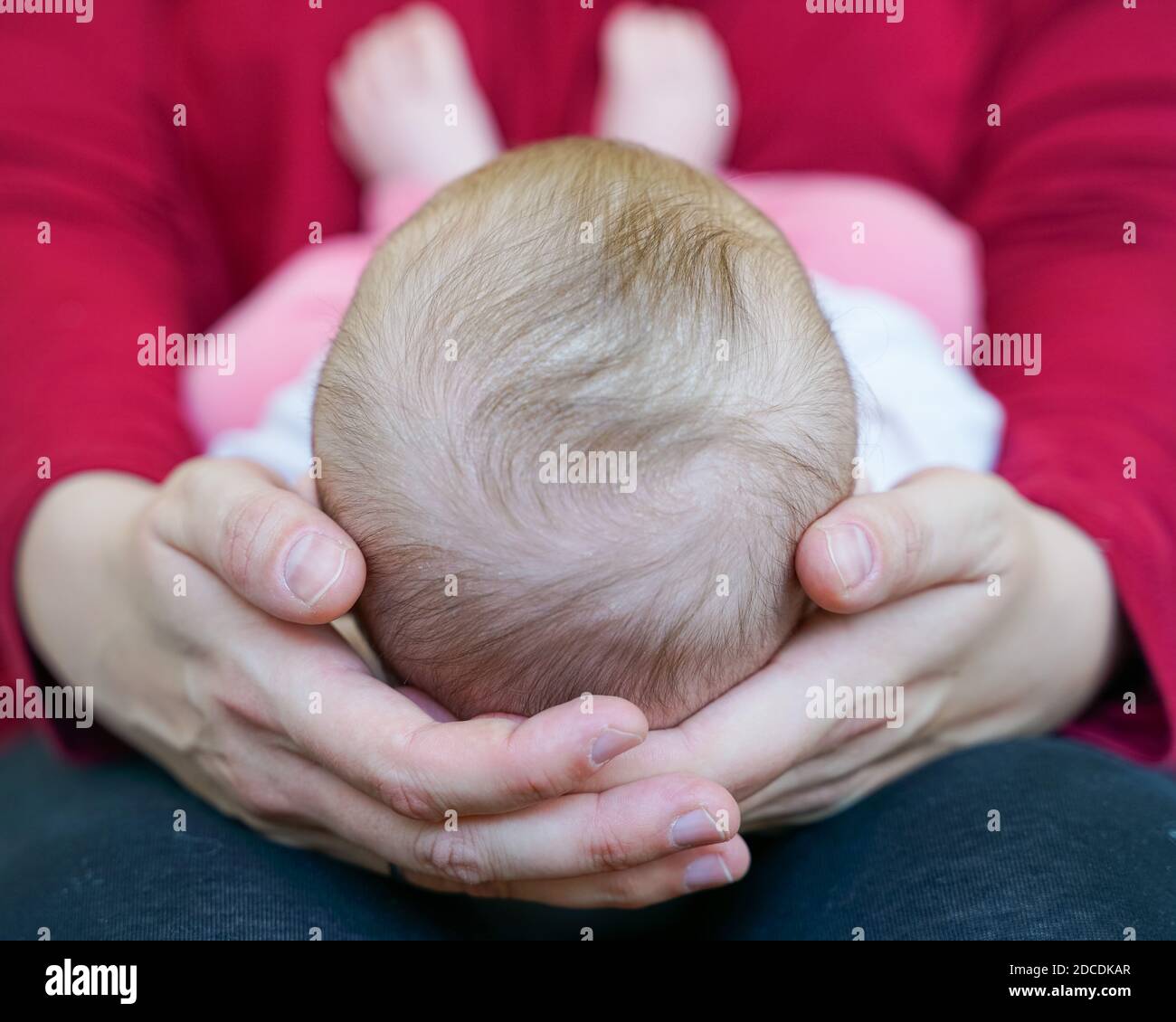 Mere Tenant Avec Amour Bebe Fille Sur Ses Genoux Avec Sa Tete Dans Ses Mains Et Ses Petits Pieds La Touchant Ventre Photo Stock Alamy Mere Tenant Avec Amour Bebe Fille Sur Ses Genoux Avec Sa Tete Dans Ses Mains Et Ses Petits Pieds La Touchant Ventre Photo Stock Alamy