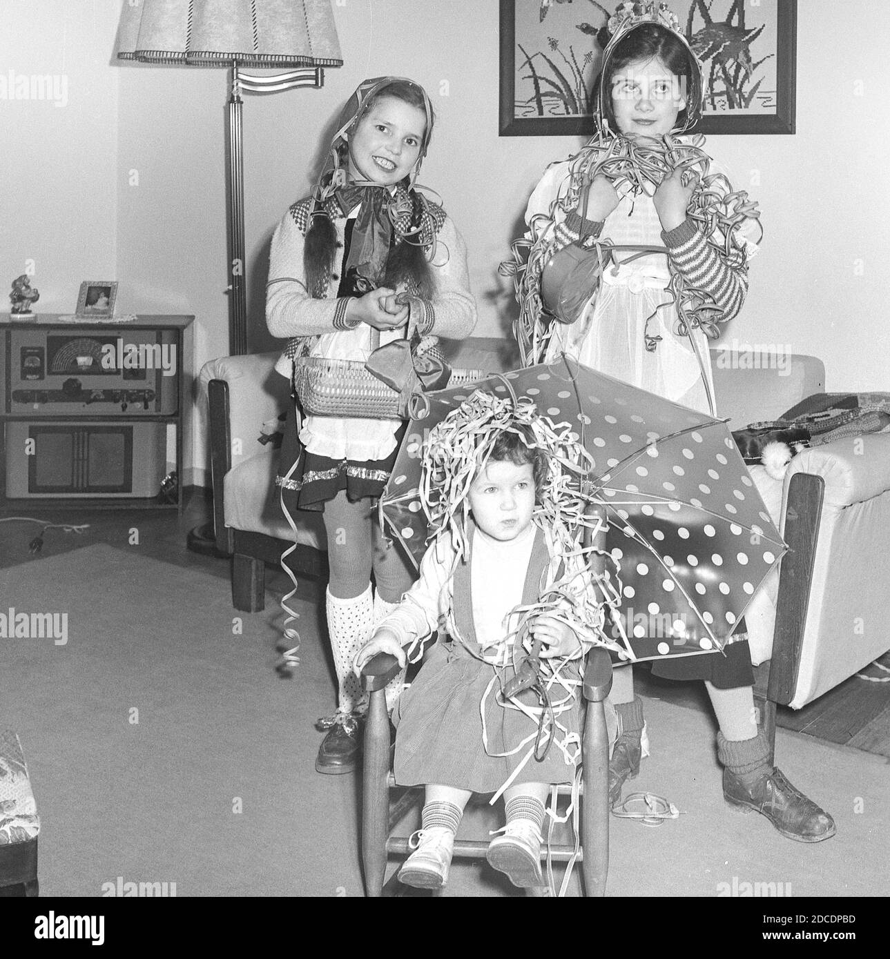 Jeune fille militaire dépendante vêtue comme tzigane à côté des filles allemandes pour Fasching, années 1950, Allemagne Banque D'Images