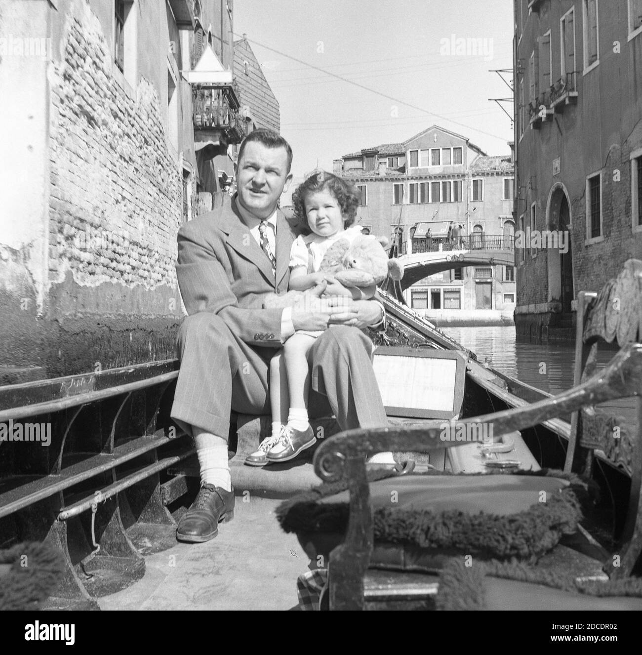 Voyageurs américains visitant Venise en gondole, années 1950, Italie Banque D'Images
