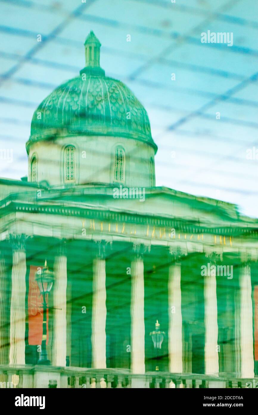 Reflet aquatique de la Galerie nationale dans les bassins de fontaine de Trafalgar Square. Banque D'Images