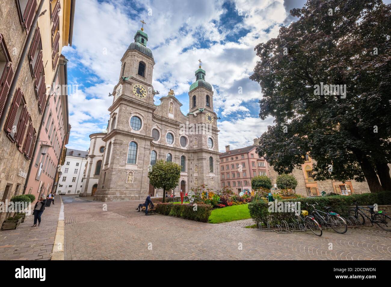 Innsbruck, Autriche - 25 septembre 2019 : les touristes visitent la cathédrale Saint-Jacques une cathédrale baroque du diocèse catholique romain d'Innsbruck Banque D'Images