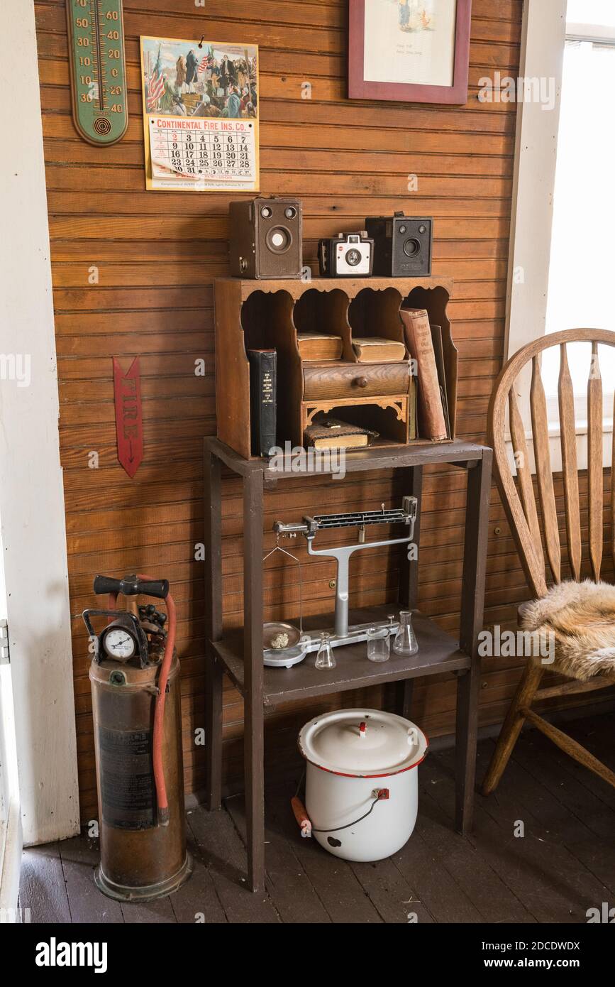 Des souvenirs d'époque, dont un ancien extincteur en laiton, des balances et d'anciennes caméras, ont été donnés au musée Henry Schoolhouse de Wayan, dans l'Idaho. Banque D'Images