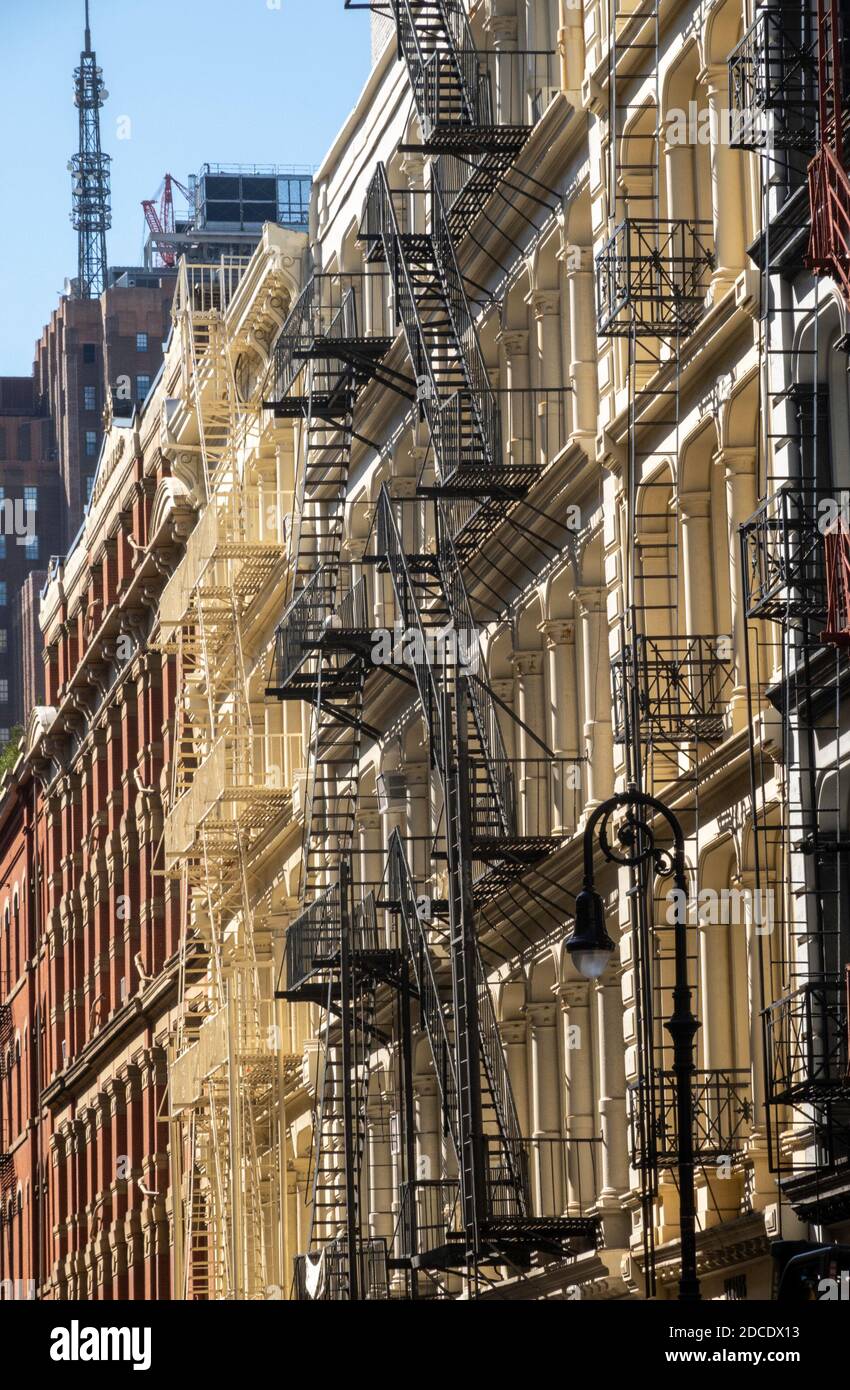 Façades de bâtiments sur Greene Street, quartier historique SoHo Cast Iron, New York Banque D'Images