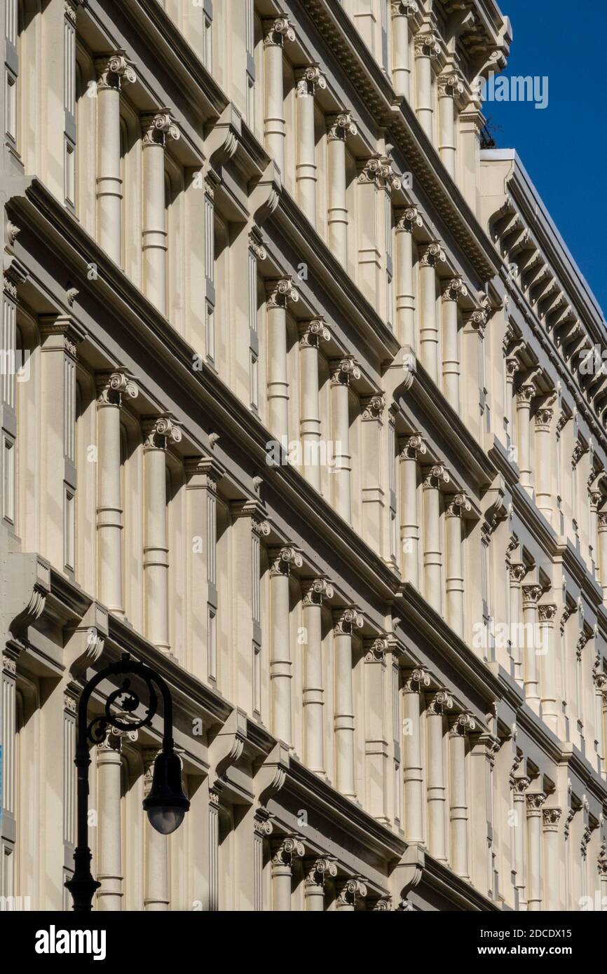 Façades de bâtiments sur Greene Street, quartier historique SoHo Cast Iron, New York Banque D'Images
