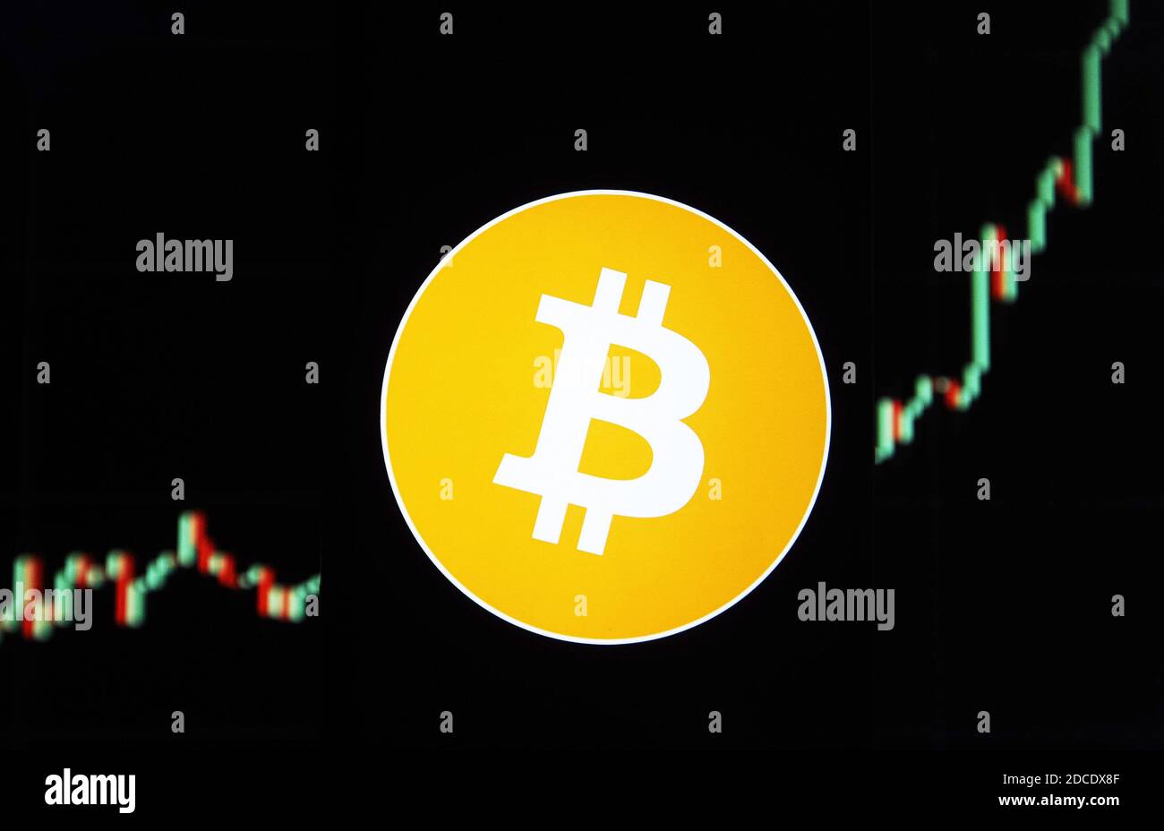 Dans cette illustration de photo, le logo de crypto-monnaie Bitcoin et le taux de change aux dollars US USD / BTC vu sur un téléphone et les écrans d'ordinateur. Banque D'Images Dans cette illustration de photo, le logo de crypto-monnaie Bitcoin et le taux de change aux dollars US USD / BTC vu sur un téléphone et les écrans d'ordinateur. Banque D'Images