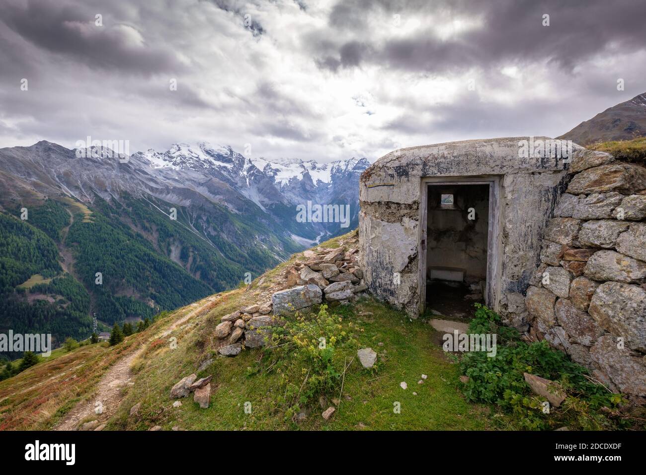 Dans la vallée de Val venosta (allemand: Vinschgau) dans la région Alto Adige (allemand: Südtirol) il y a des bunkers à trouver datant de la Seconde Guerre mondiale Banque D'Images