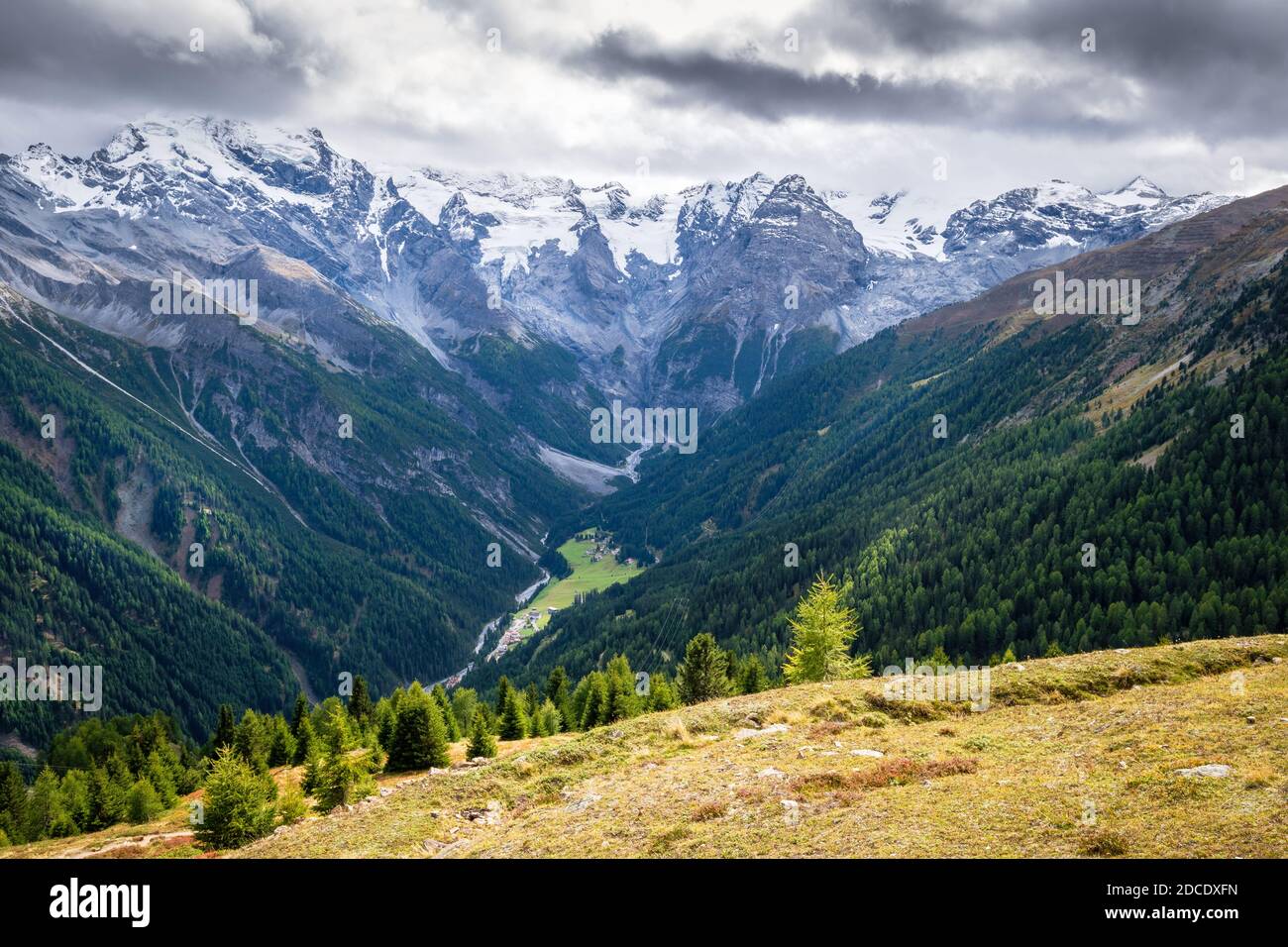 Dans la vallée Val venosta (allemand: Vinschgau) dans la région Alto Adige (allemand: Südtirol) il ya des montagnes magnifiques comme le groupe Ortler Banque D'Images