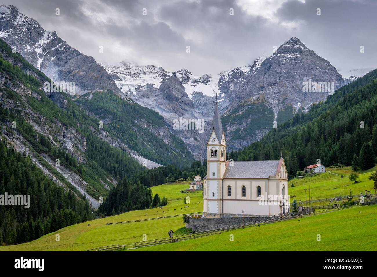 La célèbre église du village de Trafoi se trouve dans la vallée du Val Venosta (en allemand : Vinschgau) dans la région Alto Adige (en allemand : Südtirol) Banque D'Images