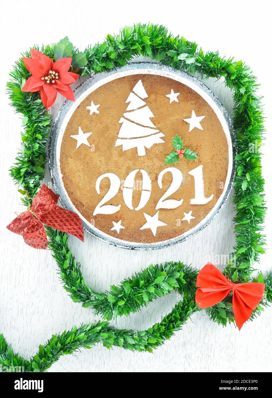 gâteau du nouvel an 2021 décoratif avec guirlande verte et rouge arcs Banque D'Images