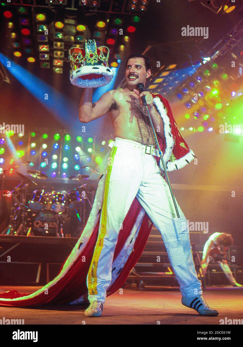 Le groupe de rock britannique Queen en concert au stade de football Råsunda, Stockholm, Suède 7 juin 1986: Freddie Mercury Banque D'Images