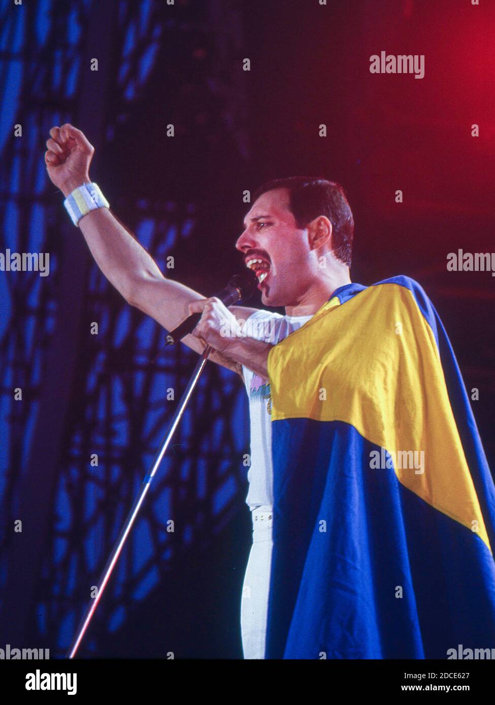 Le groupe de rock britannique Queen en concert au stade de football Råsunda, Stockholm, Suède 7 juin 1986: Freddie Mercury Banque D'Images