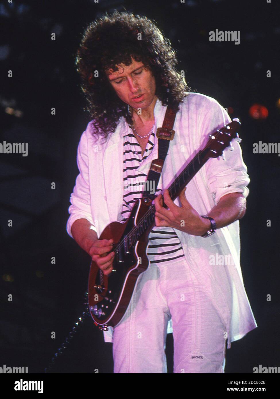 Le groupe de rock britannique Queen en concert au stade de football Råsunda, Stockholm, Suède 7 juin 1986 : Brian May Banque D'Images