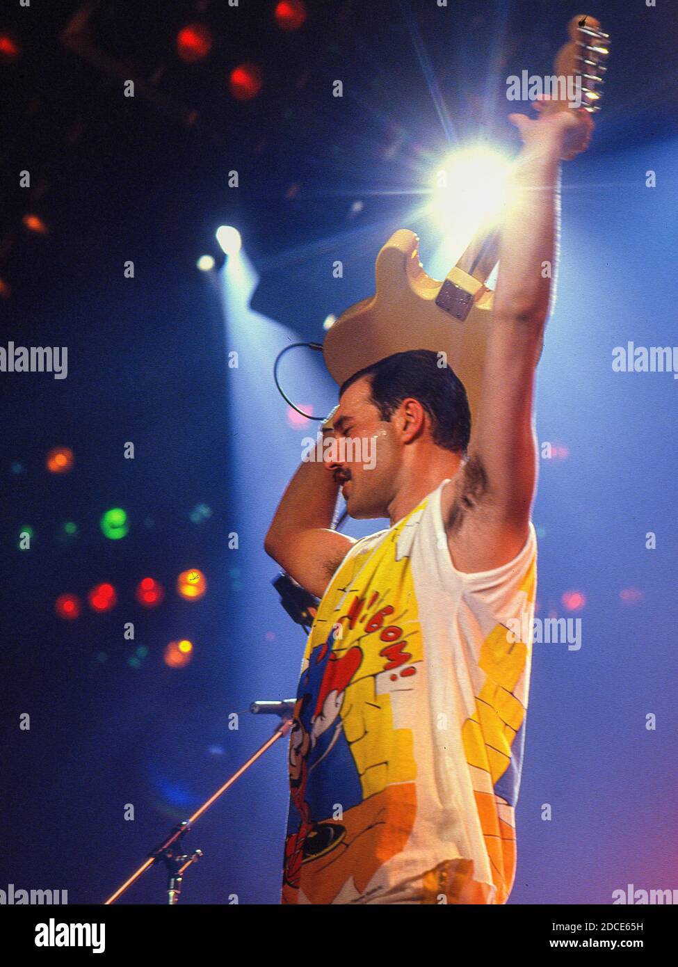 Le groupe de rock britannique Queen en concert au stade de football Råsunda, Stockholm, Suède 7 juin 1986: Freddie Mercury Banque D'Images