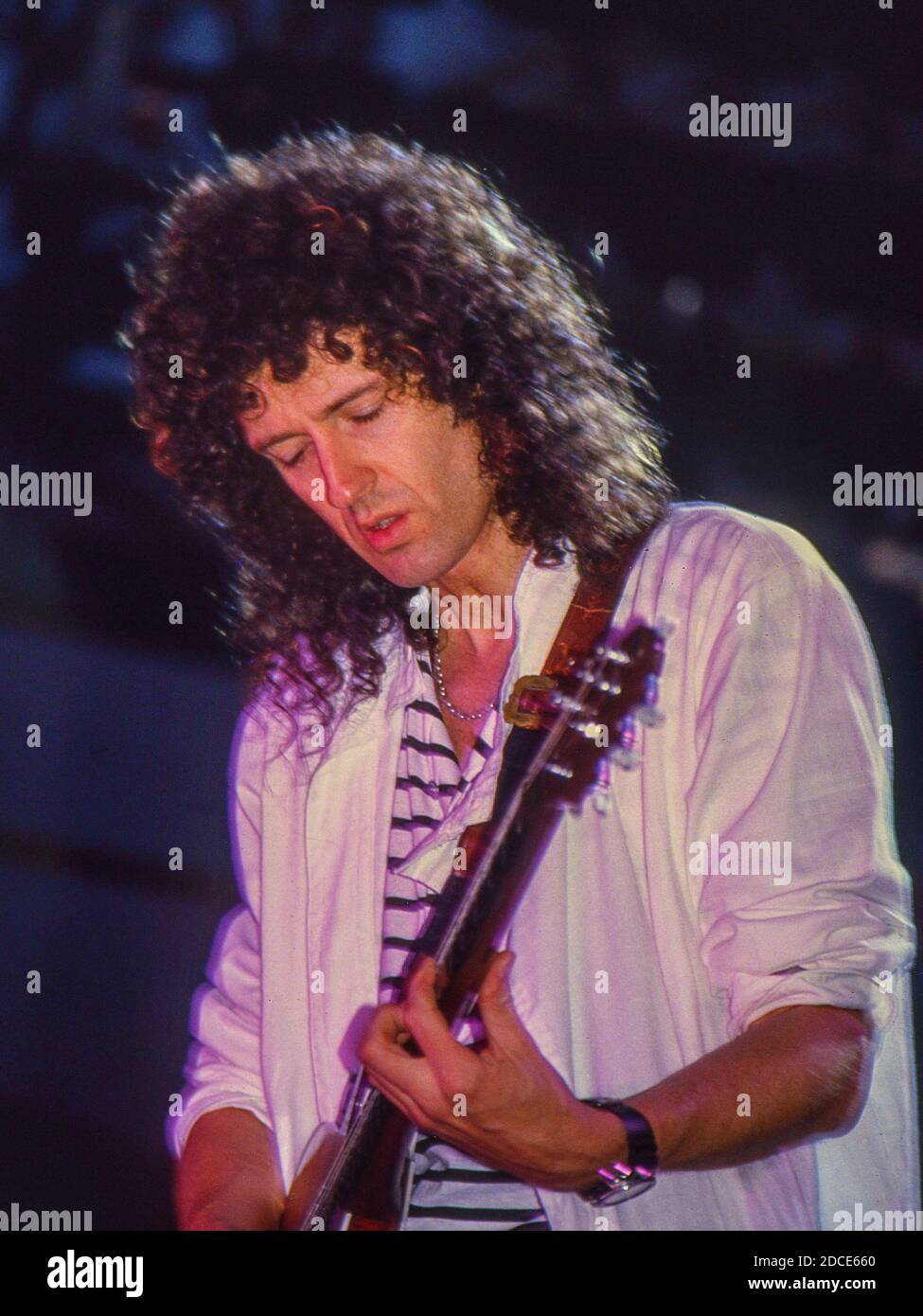 Le groupe de rock britannique Queen en concert au stade de football Råsunda, Stockholm, Suède 7 juin 1986 : Brian May Banque D'Images