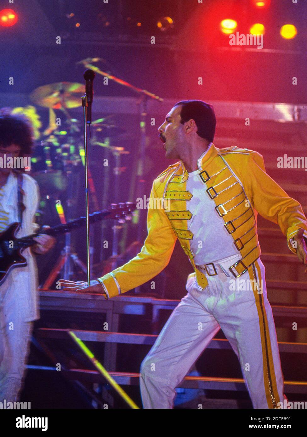 Le groupe de rock britannique Queen en concert au stade de football Råsunda, Stockholm, Suède 7 juin 1986: Freddie Mercury Banque D'Images