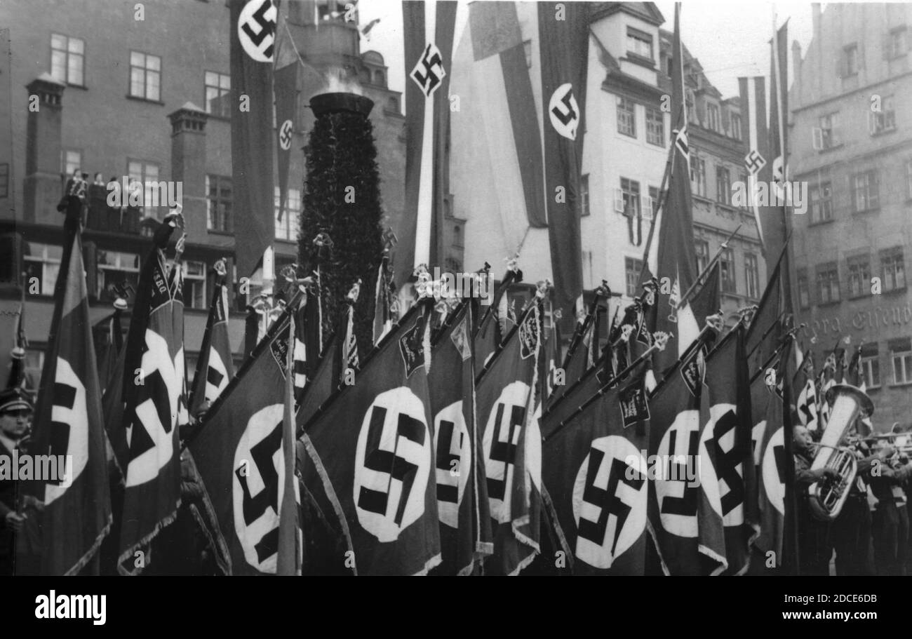 WW II - février 1936 Pomp nazi et circonstance. Gauleiter Julius Streicher a parlé de l'ouverture des troisième concours artisanaux de la province de Franconie sur la place Adolf Hitler, Nurnberg, Front des travailleurs allemands, Franconie. La place publique de la ville était entièrement remplie de rangées nettes d'hommes et de garçons en uniforme. Les drapeaux et bannières de la swastika dominaient la vue. Notez le chou-fleur flamboyant juste à gauche du centre supérieur. Streicher était l'un des premiers partisans d'Hitler, et il a publié le journal anti-juif 'der Sturmer'. Pour voir mes autres images WW II, recherchez: Prestor vintage WW II Banque D'Images