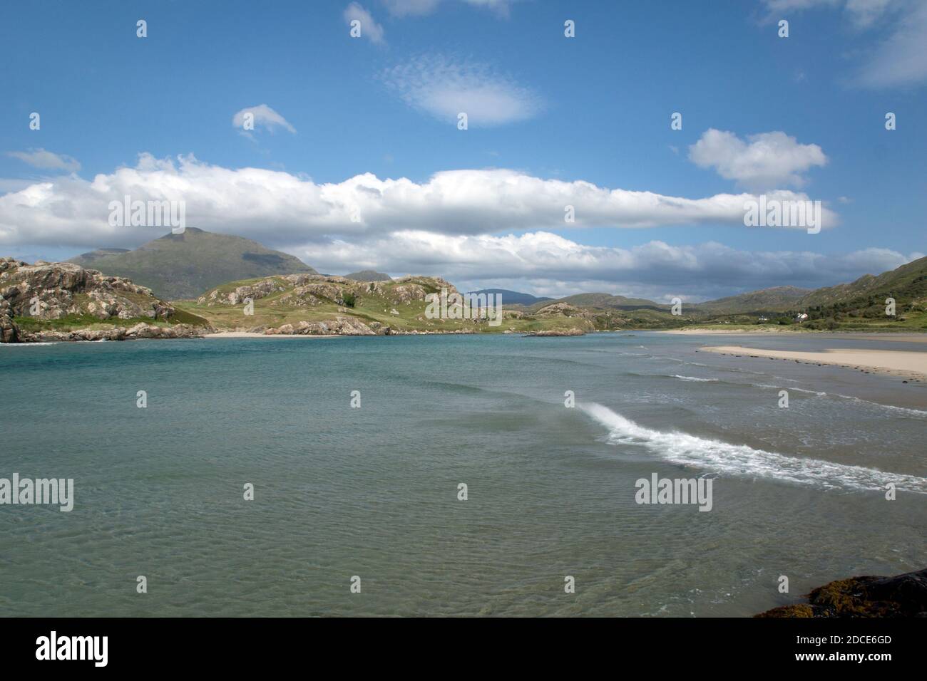 Vue imprenable sur un après-midi ensoleillé vers les montagnes du comté de Mayo depuis Renvyle Strand près de Letterfrack, comté de Galway, République d'Irlande Banque D'Images