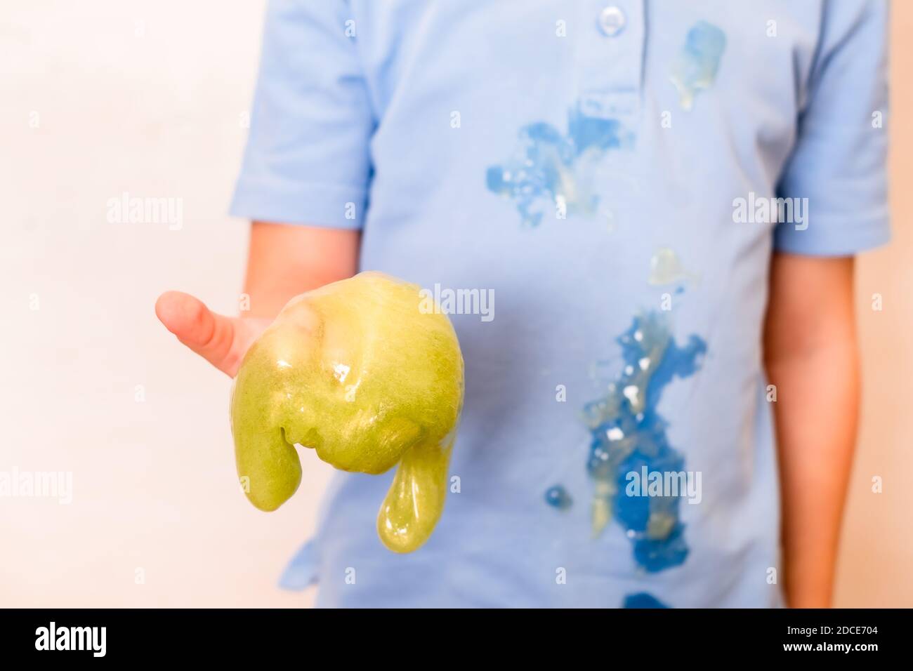 Jouet Moderne Appelé Slime Enfant Jouant Du Slime Bleu Transparent