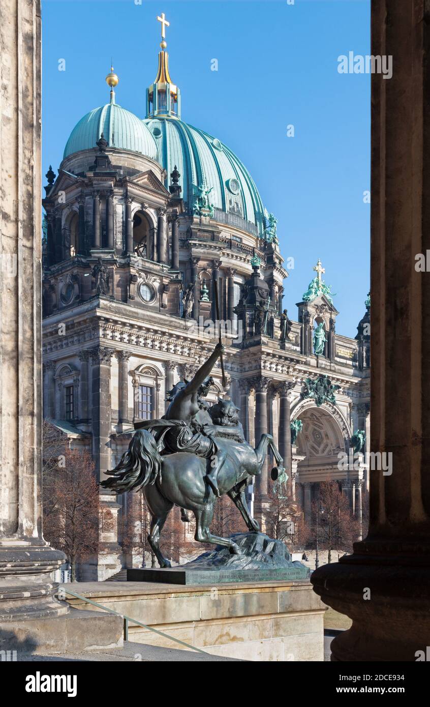 BERLIN, ALLEMAGNE - 13 février, 2017 : Le Dom et la sculpture de bronze Amazone zu Pferde en face de l'Altes Museum en août Kiss (1842). Banque D'Images