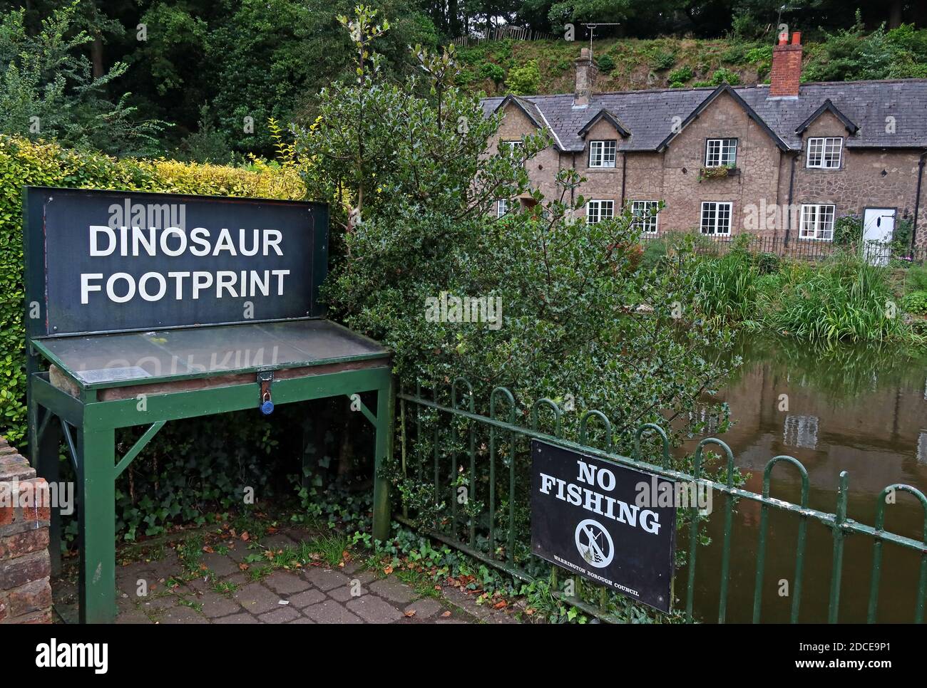 Empreinte de dinosaure Lymm, empreinte de stockage de Chirotherium dans le grès, village de Lymm, Warrington, Cheshire, Angleterre, Royaume-Uni Banque D'Images